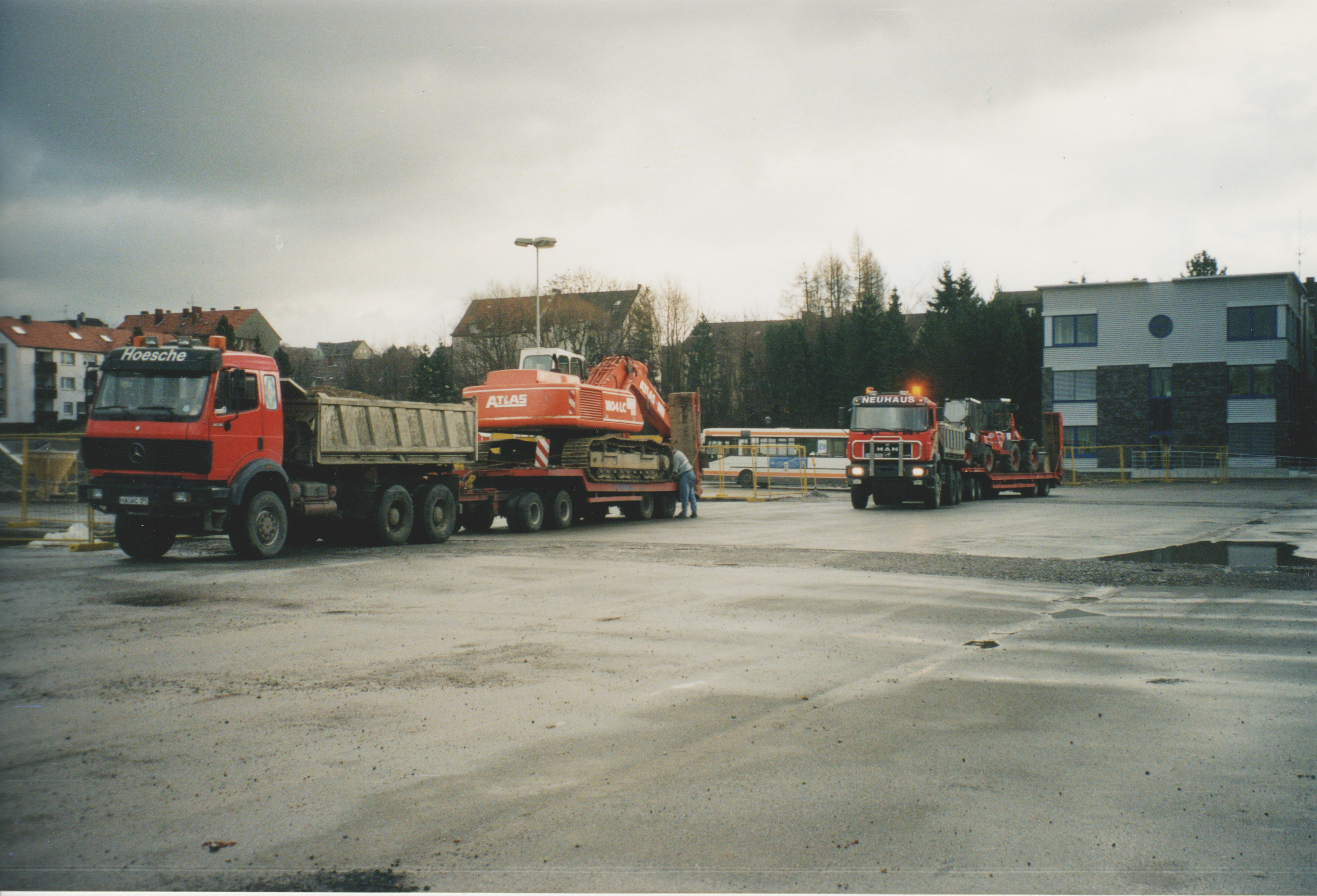 Lkw mit Bagger auf Tieflader