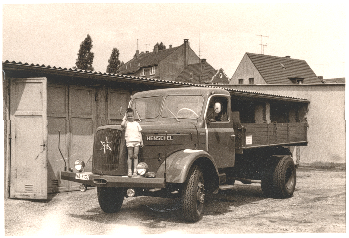 Peter beim Lkw seines Vaters Wilhelm