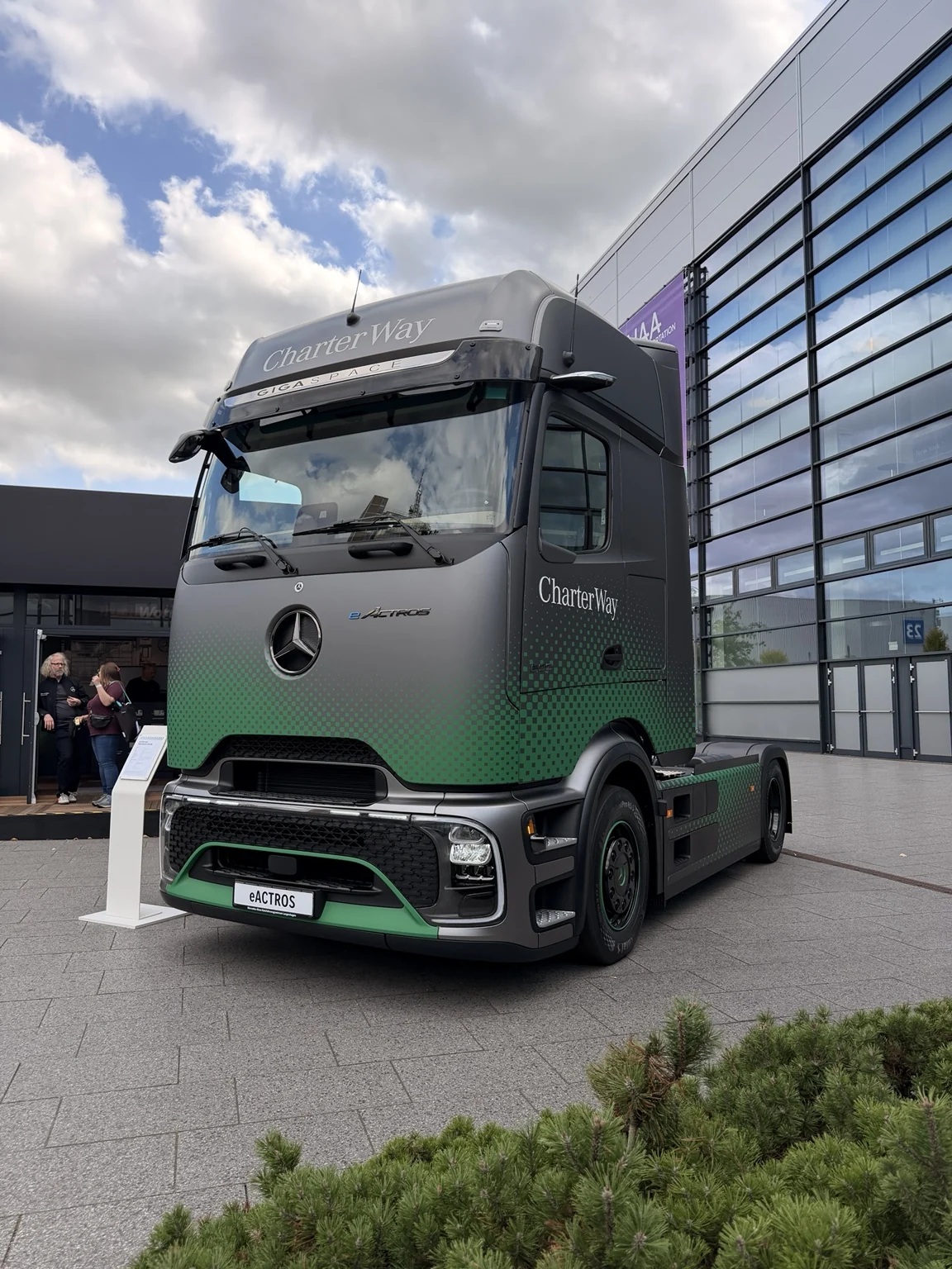 Mercedes-Benz eActros im CharterWay Design auf der IAA TRANSPORTATION 2026